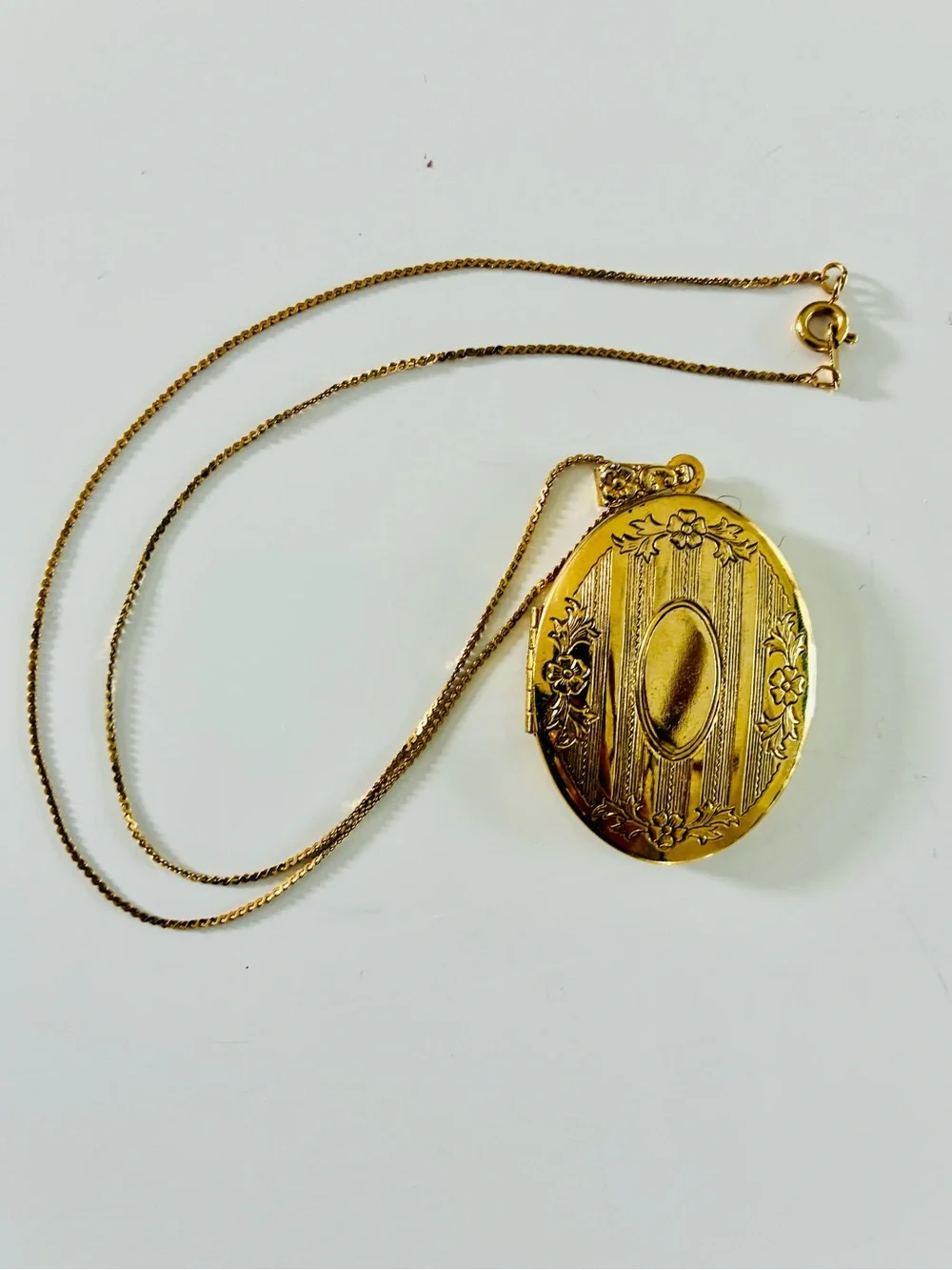 VTG Classic Gold Oval Engraved Photo Locket and Necklace Included